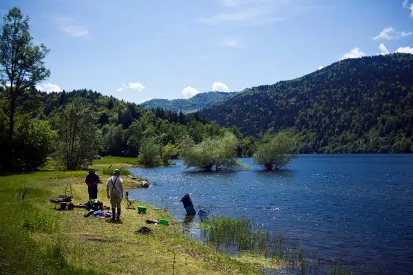 Pêcheurs au bord d'un lac de moyennes montagnes