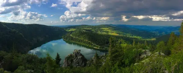 nuages lac montagne