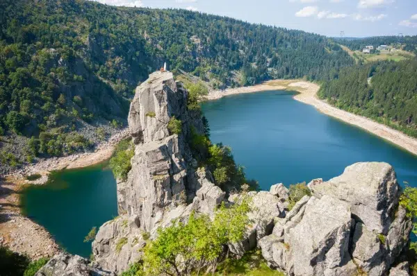 rocher lac montagne