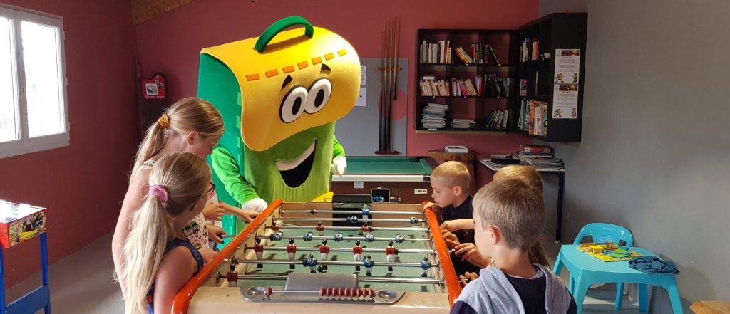 salle de jeux camping vosges au clos de la chaume avec pako la mascotte