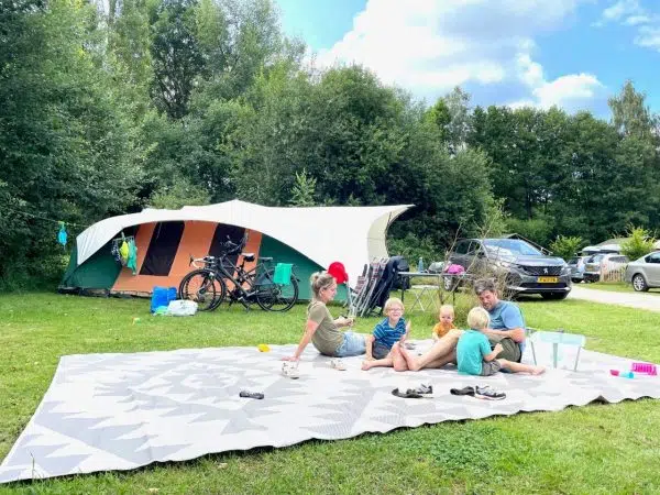 min emplacement bord de ruisseau en famille camping calme camping au clos de la chaume